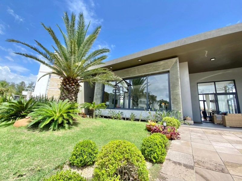 Casa com piscina: 1ª foto da galeria de imagens do imóvel