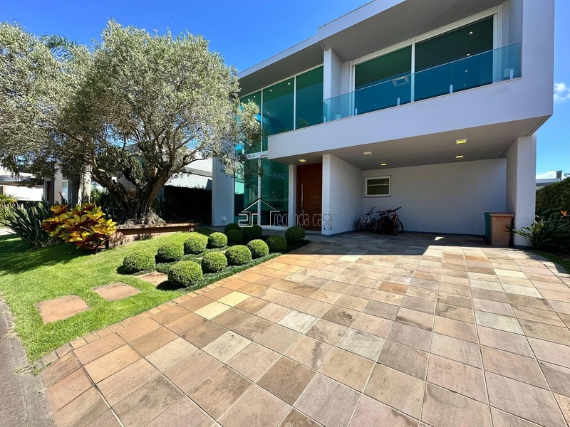 SOBRADO BEIRA LAGO À VENDA NO CONDOMÍNIO MALIBU: 1ª foto da galeria de imagens do imóvel