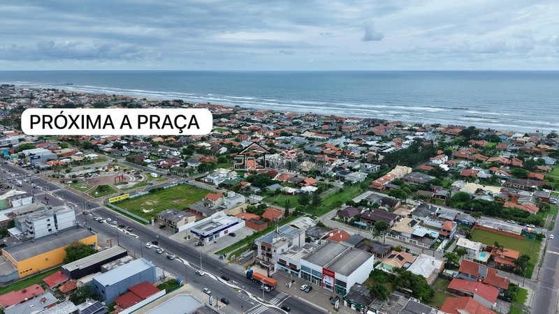 CASA DE ESQUINA COM ÁREA VERDE: 2ª foto da galeria de imagens do imóvel