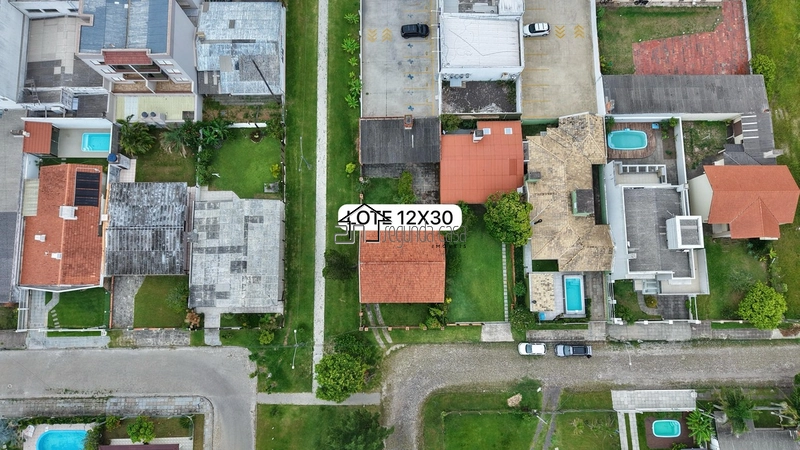 CASA DE ESQUINA COM ÁREA VERDE: 3ª foto da galeria de imagens do imóvel