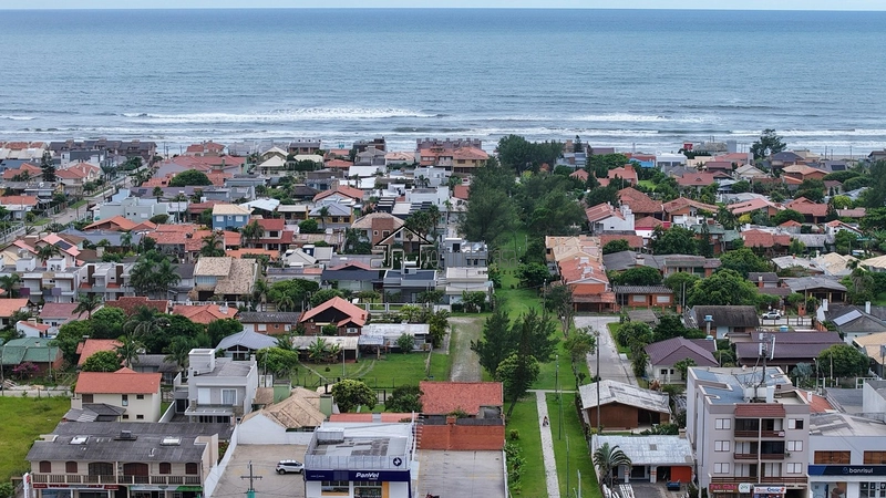 CASA DE ESQUINA COM ÁREA VERDE: 5ª foto da galeria de imagens do imóvel