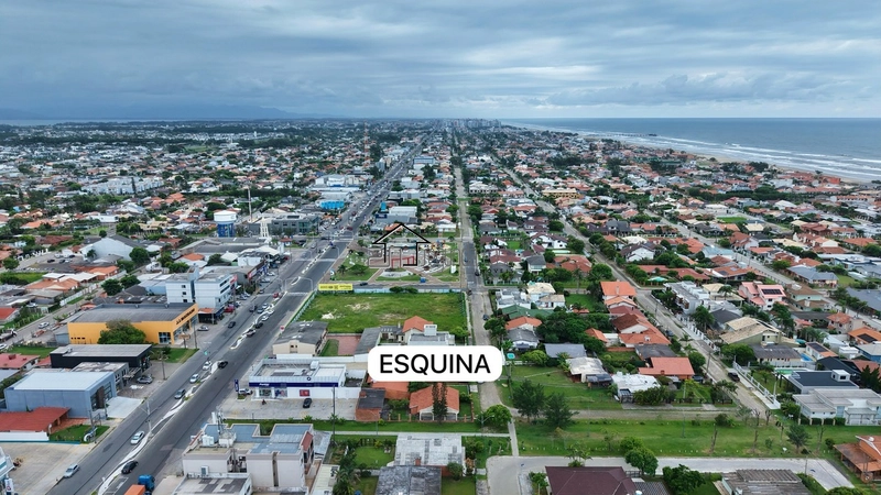 CASA DE ESQUINA COM ÁREA VERDE: 8ª foto da galeria de imagens do imóvel