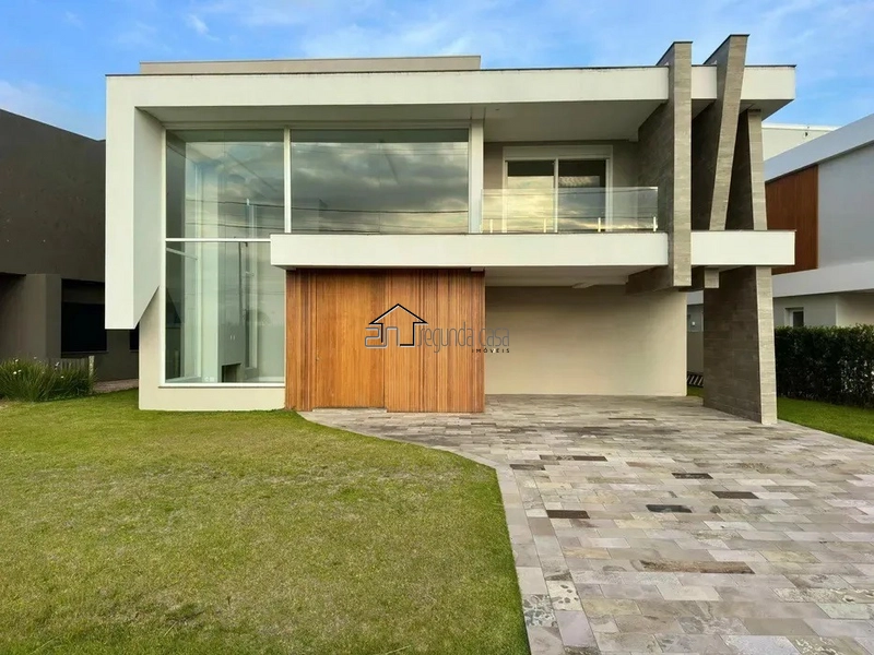 Sobrado beira lago, com ótima orientação solar!