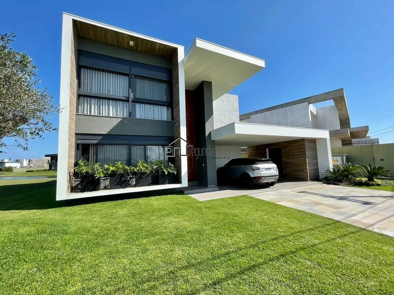 Excelente sobrado beira lago