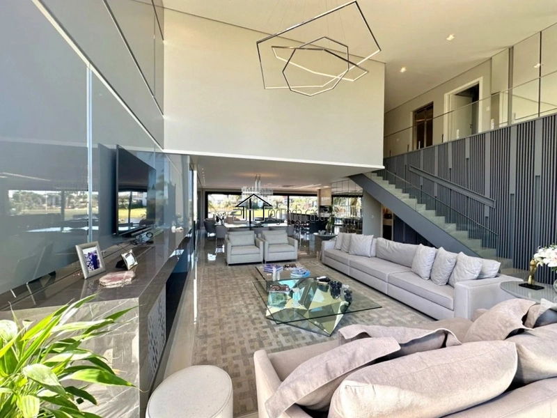 Ampla mansão com 477 m²: 3ª foto da galeria de imagens do imóvel