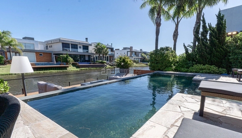 Sobrado 5 suítes: 3ª foto da galeria de imagens do imóvel