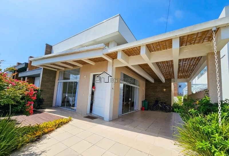 Ótima casa no condomínio Las Palmas