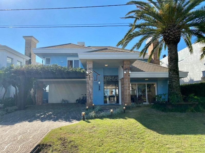 Belíssimo sobrado em condomínio fechado