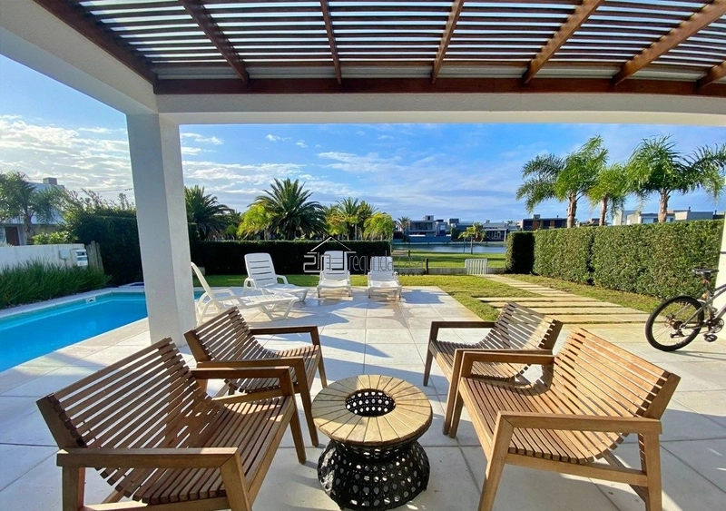 Sobrado com piscina: 6ª foto da galeria de imagens do imóvel