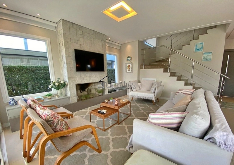 Sobrado com piscina: 2ª foto da galeria de imagens do imóvel