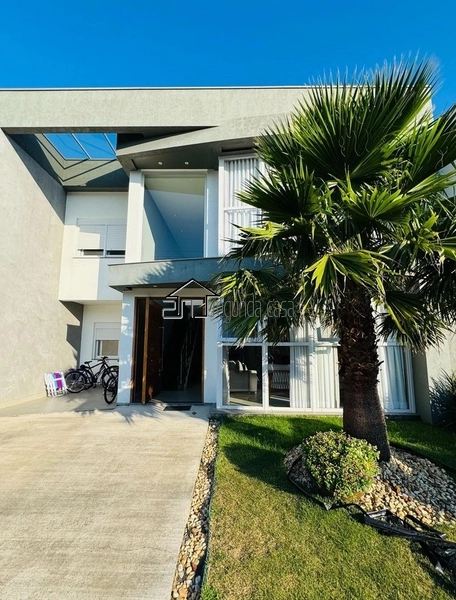 Excelente sobrado no Condomínio Blue