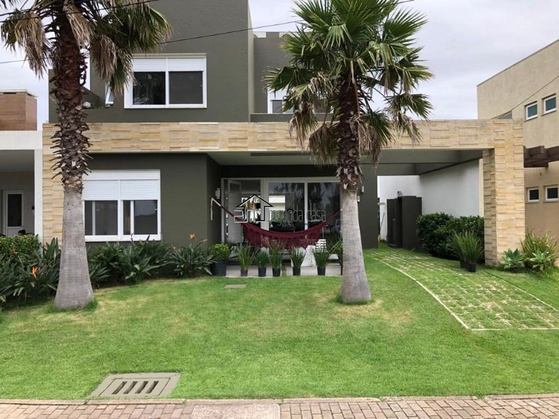 Sobrado composto de 04 dormitórios (03 suítes, 01 suíte térrea)