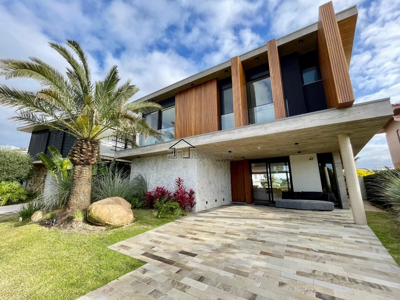 Sobrado beira lago, mobiliado e equipado