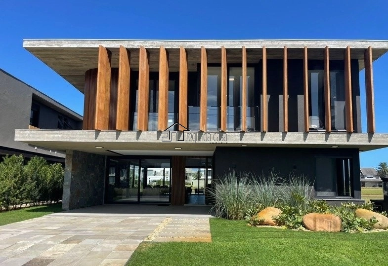 Excelente sobrado beira Lago