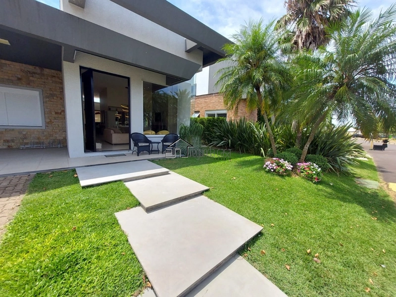 Casa no condomínio Malibu com vista para o lago