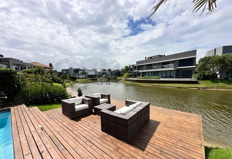 Sobrado com piscina: 9ª foto da galeria de imagens do imóvel