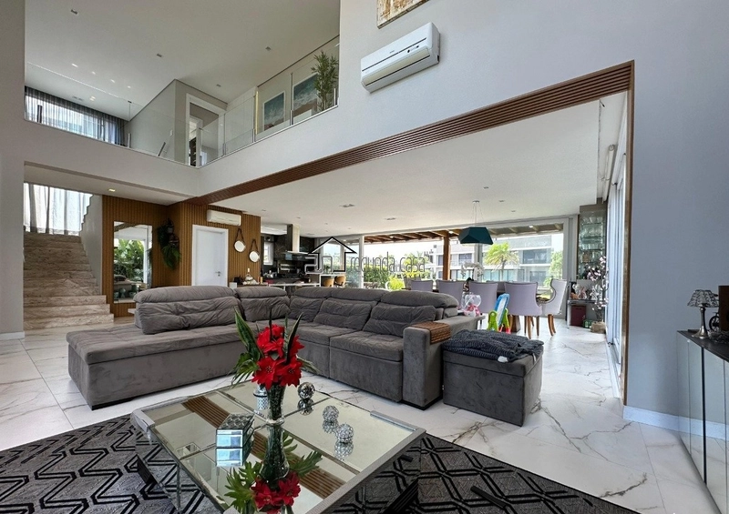 Sobrado com piscina: 3ª foto da galeria de imagens do imóvel