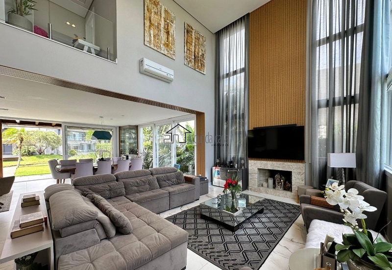 Sobrado com piscina: 2ª foto da galeria de imagens do imóvel