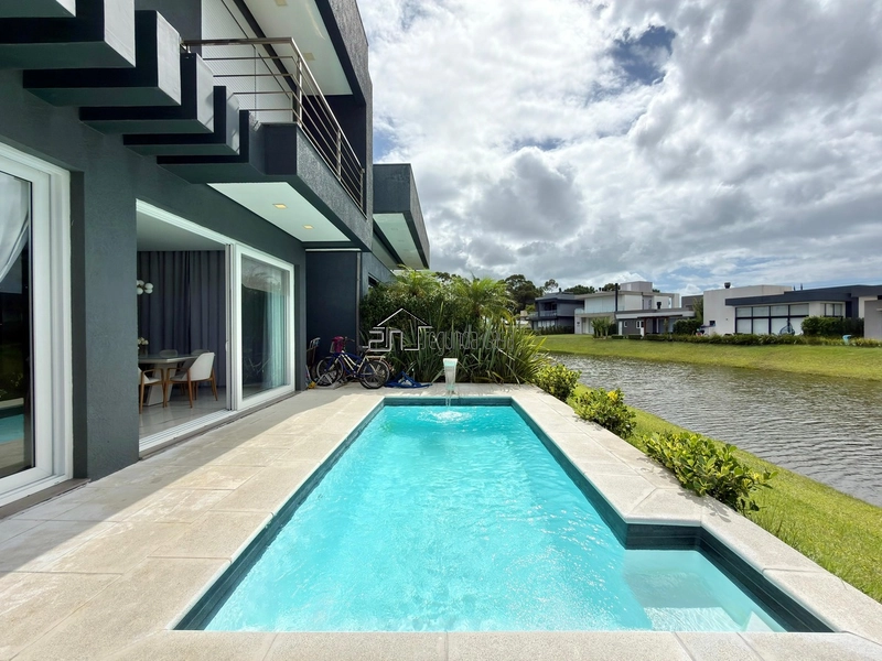Sobrado beira lago com piscina: 15ª foto da galeria de imagens do imóvel