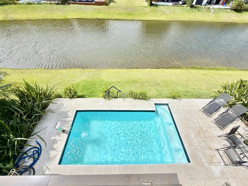 Sobrado beira lago com piscina: 34ª foto da galeria de imagens do imóvel