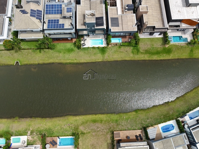 Sobrado beira lago com piscina: 50ª foto da galeria de imagens do imóvel