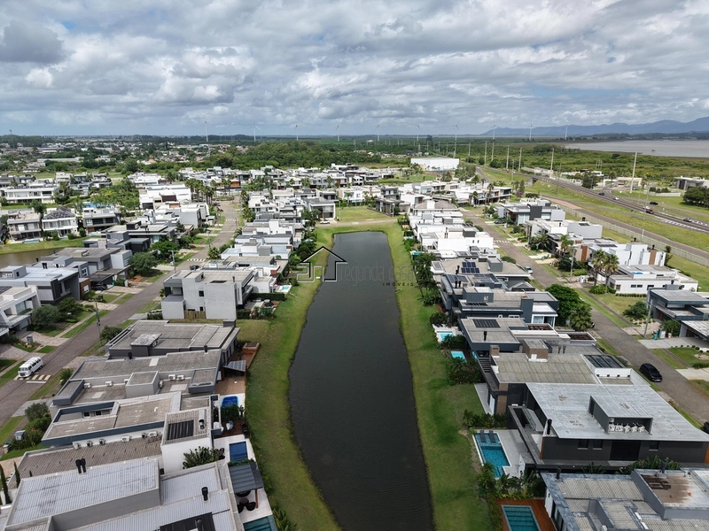 Sobrado beira lago com piscina: 49ª foto da galeria de imagens do imóvel