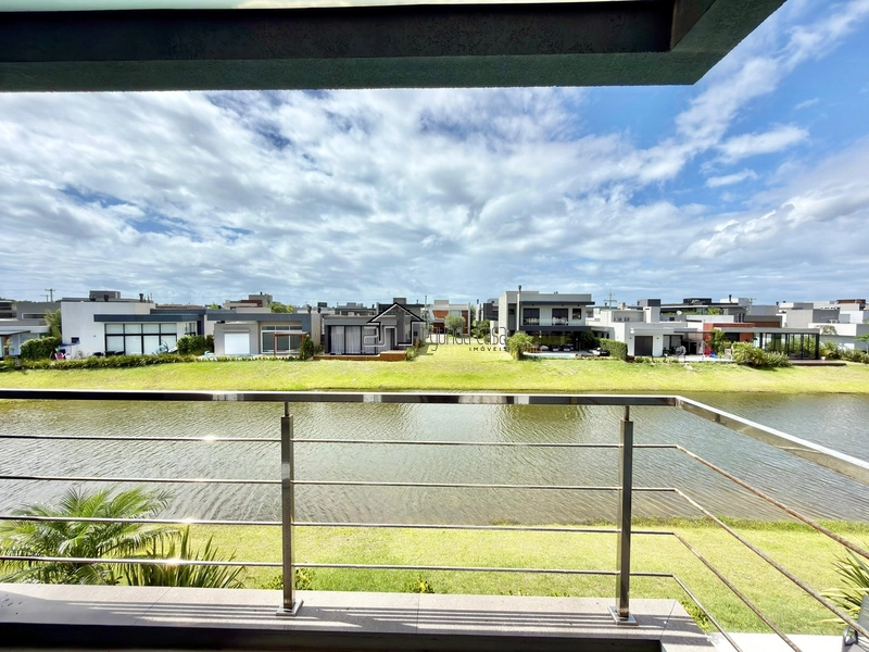 Sobrado beira lago com piscina: 31ª foto da galeria de imagens do imóvel