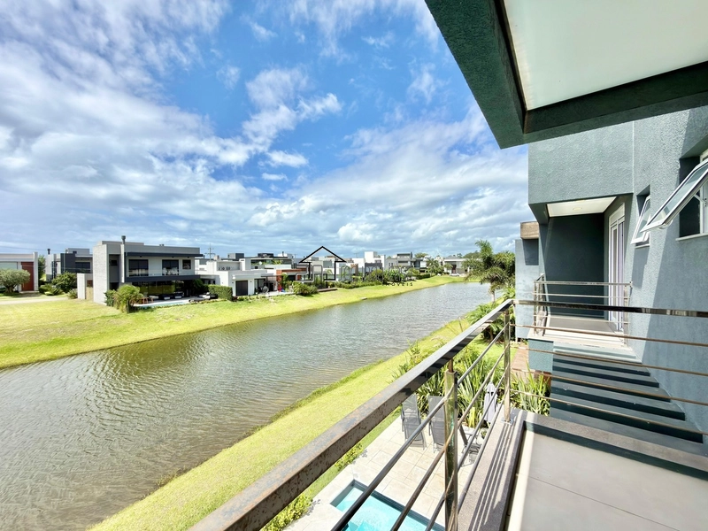 Sobrado beira lago com piscina: 33ª foto da galeria de imagens do imóvel