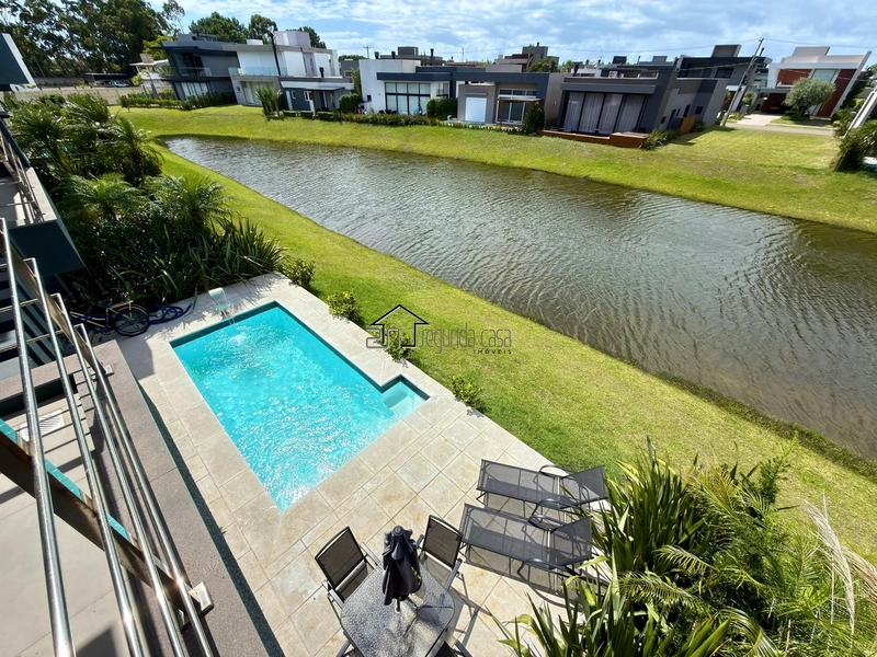 Sobrado beira lago com piscina: 45ª foto da galeria de imagens do imóvel