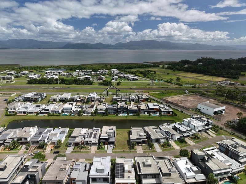 Sobrado beira lago com piscina: 51ª foto da galeria de imagens do imóvel