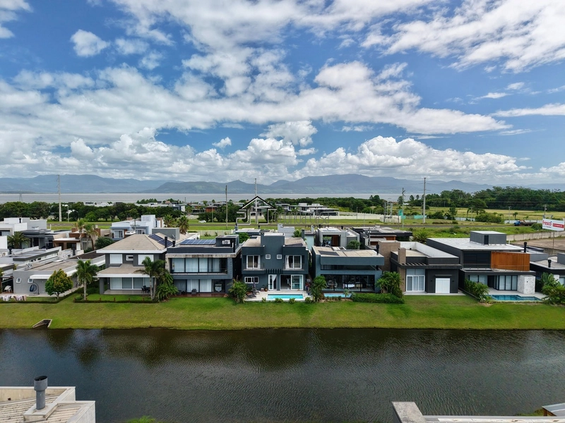 Sobrado beira lago com piscina: 47ª foto da galeria de imagens do imóvel