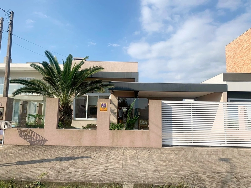 EXCELENTE CASA TERRÉA FORA CONDOMÓNIO A POUCOS METROS DO MAR