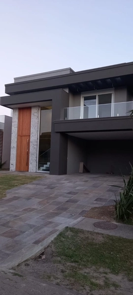 Casa beira lago à venda em condomínio fechado