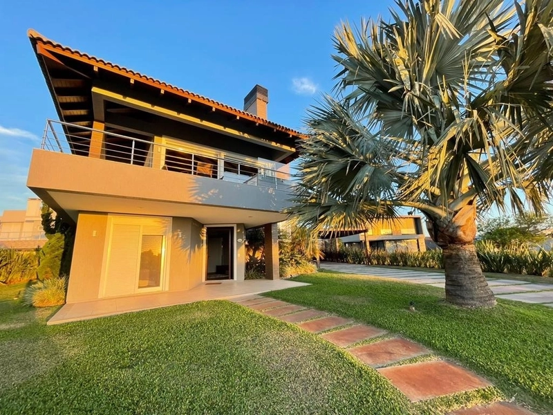 Sobrado com 4 suítes em condomínio náutico!!