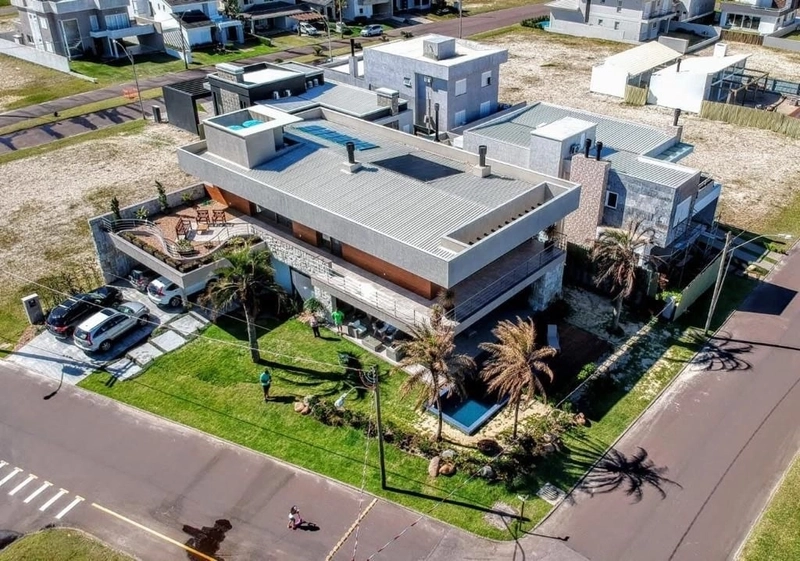 Excelente imóvel com 7 suítes em condomínio a beira mar!!