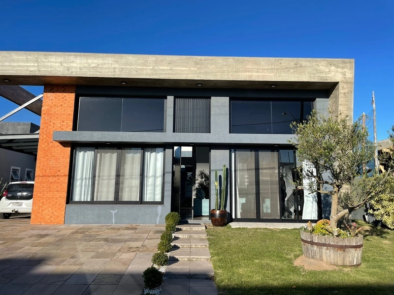 Linda casa 3 dormitórios no condomínio Dubai: 1ª foto da galeria de imagens do imóvel