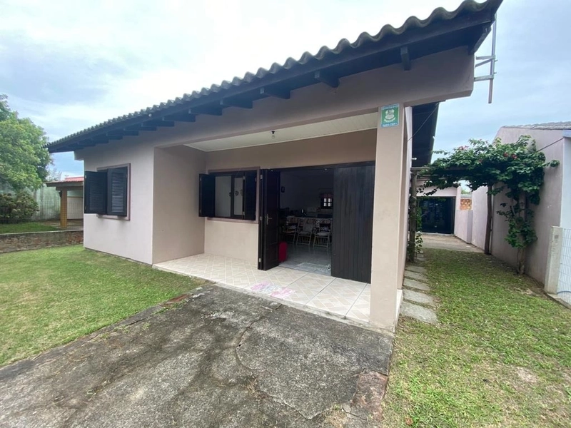 Casa com 4 dormitórios próxima ao centro de Atlântida Sul!!