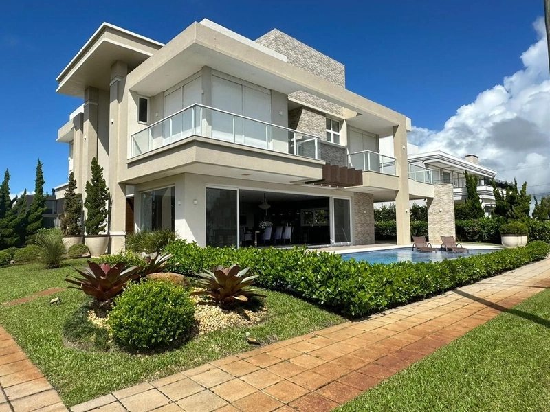 Ótimo sobrado com 5 suítes em Condomínio Naútico!