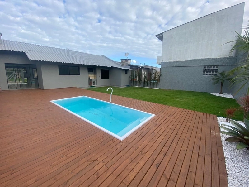 Excelente casa a 300 metros da beira mar com piscina!!