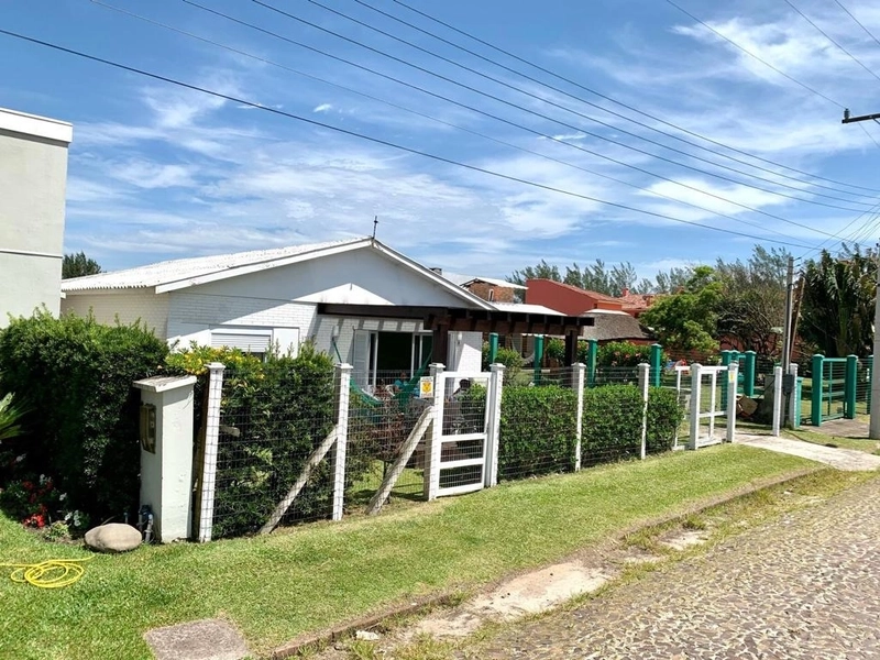 Excelente casa 4 dormitórios a uma quadra do mar em Xangri-lá: 3ª foto da galeria de imagens do imóvel
