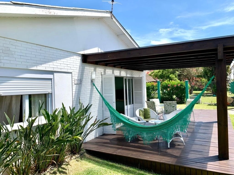 Excelente casa 4 dormitórios a uma quadra do mar em Xangri-lá: 1ª foto da galeria de imagens do imóvel