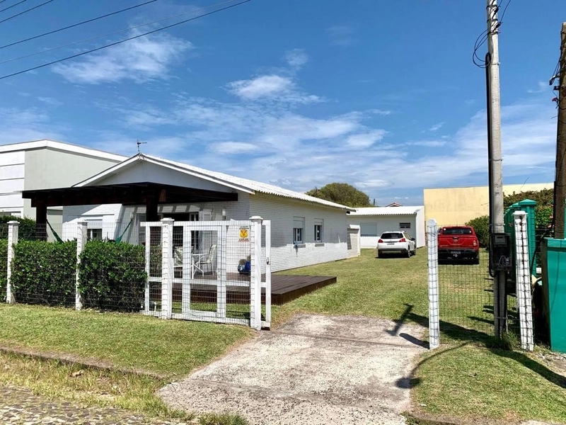 Excelente casa 4 dormitórios a uma quadra do mar em Xangri-lá: 2ª foto da galeria de imagens do imóvel