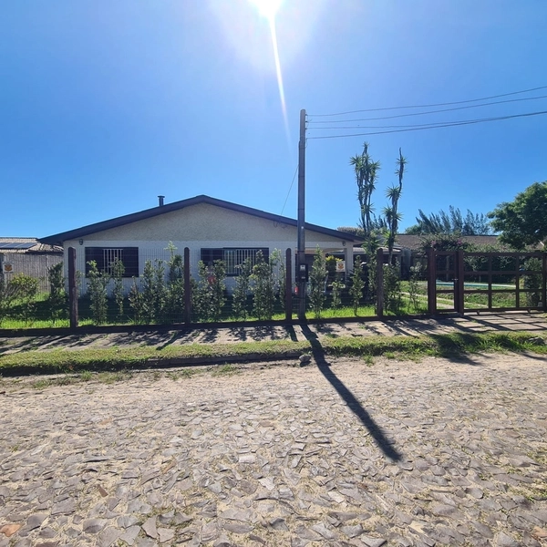 Linda casa 5 dormitórios em Atlântida: 1ª foto da galeria de imagens do imóvel
