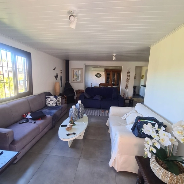Linda casa 5 dormitórios em Atlântida: 3ª foto da galeria de imagens do imóvel