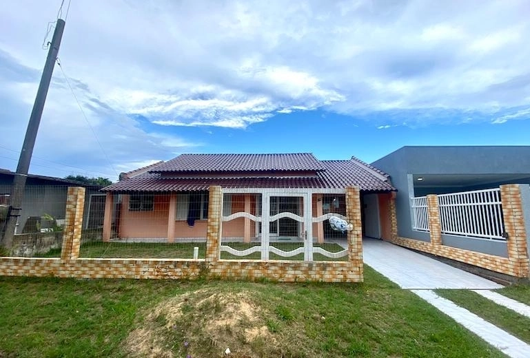 Casa com 2 dormitórios próximo ao mar e centro em Atlântida Sul!!