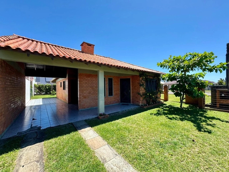 Ótimo imóvel de 3 dormitórios a 300 metros do mar em Atlântida Sul!!