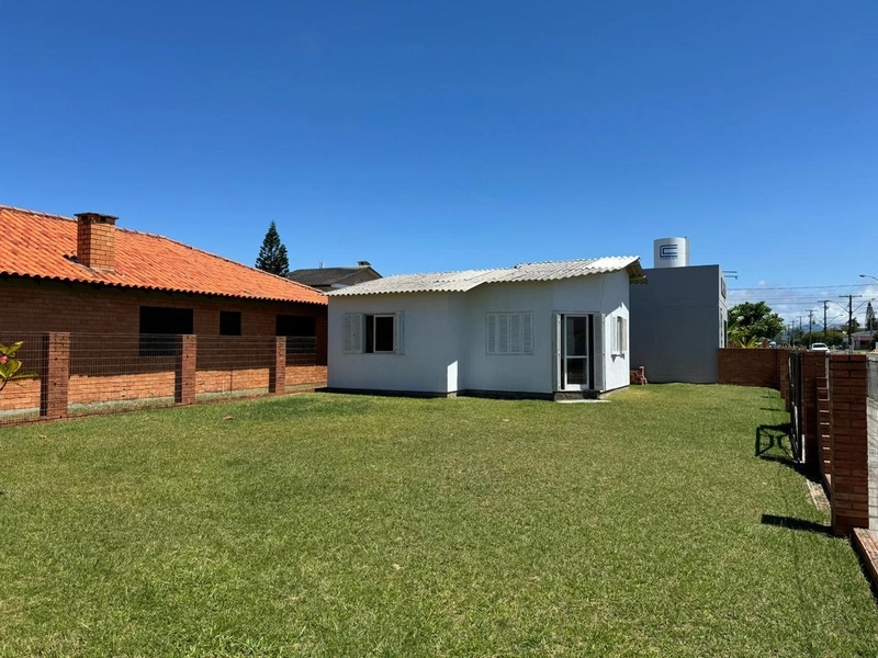 Casa de 2 dormitórios a 300 metros da beira mar em Atlântida Sul!!