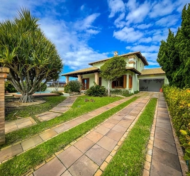 Linda casa 4 dormitórios próxima ao mar em Atlântida: 1ª foto da galeria de imagens do imóvel