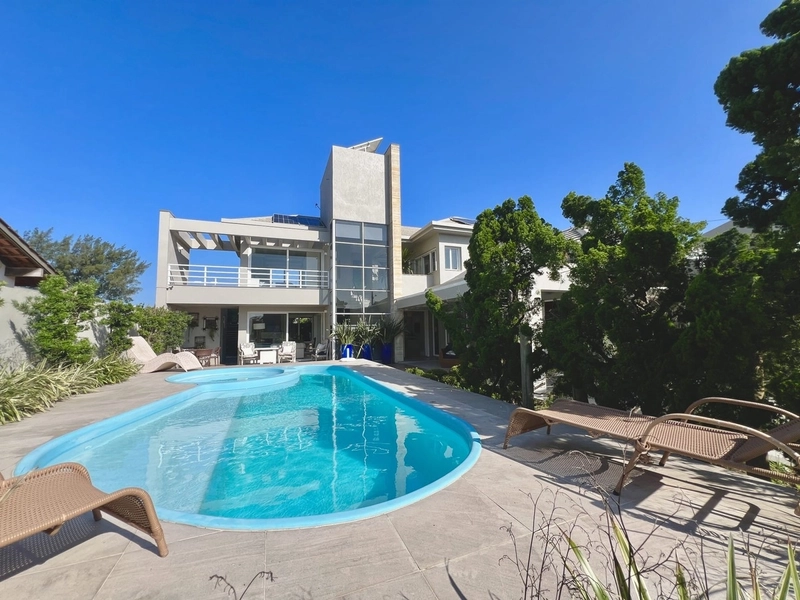 Linda casa 5 dormitórios com piscina em Atlântida: 3ª foto da galeria de imagens do imóvel