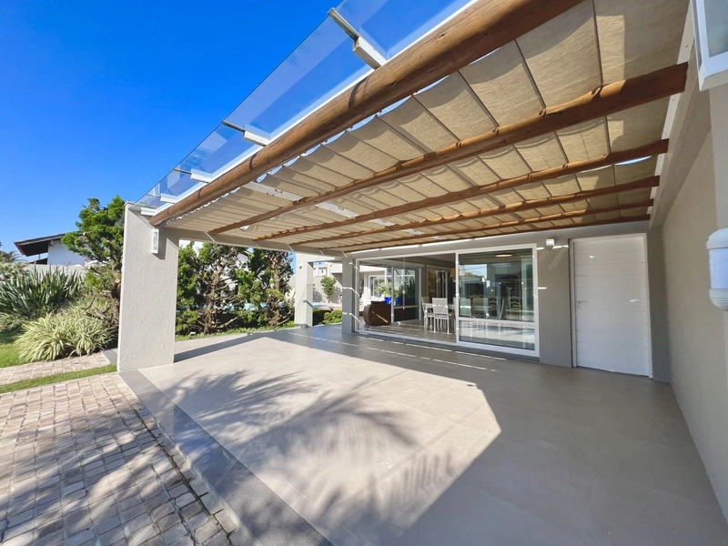 Linda casa 5 dormitórios com piscina em Atlântida: 2ª foto da galeria de imagens do imóvel